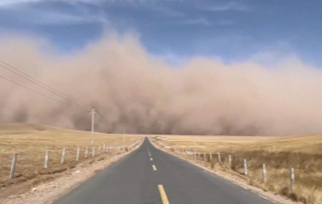 지난 20일 정오 경 간쑤성 장예시에서 포착된 모래폭풍