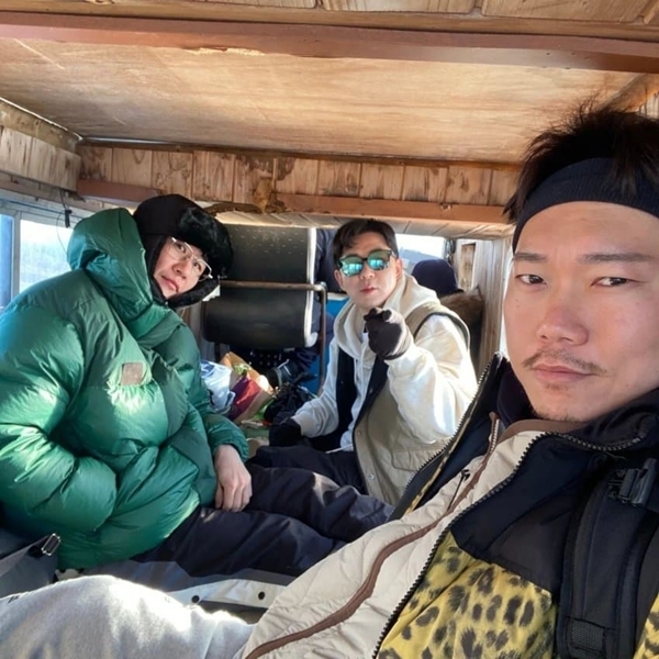 Trot singer Young Tak has released a recent update with the cast on the boat.Young Tak posted 7 photos on his personal SNS at the time of shooting 116 times of MBC Im glad you do not fight broadcasted at 9:00 on the 27th.The picture shows how to wait for the boat to enter the island, the appearance with the cast on the boat, the island life perfectly adapted to the island, the boom with the island, and the smile with Song Jin-woo. Im already looking forward to seeing it.Young Tak is pointing to the seafood jackpot that pops up everywhere, and the big one with my handle can be seen at 9 pm.On the other hand, Young Tak is showing off his hidden golf skills in SBS Season 5 and JTBC Gangnam Soon which is scheduled to air in the second half of the year.