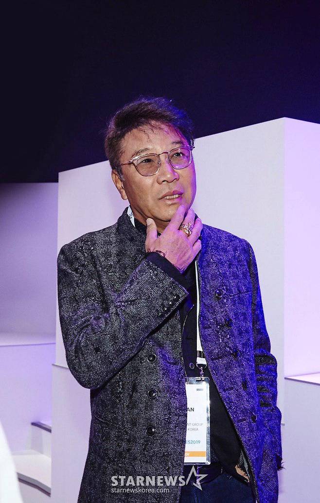 이수만 에스엠 회장이 8일(현지시각) 미국 라스베이거스에서 열린 CES 2019 전시장 내 SK텔레콤-SM엔터테인먼트 공동부스를 둘러보고 있다.