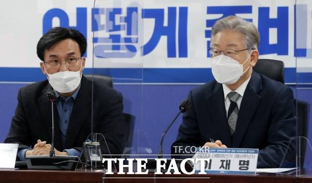 김민석(왼쪽) 의원이 더불어민주당의 새 정책위의장을 맡게 됐다. 이전엔 이재명 대표 측근으로 채워졌던 지도부가 '친문' 의원들 위주의 인적 쇄신에 나서며 총선을 앞두고 '화합과 탕평'을 강조하려는 것 아니겠냐는 분석이 나온다. /남윤호 기자