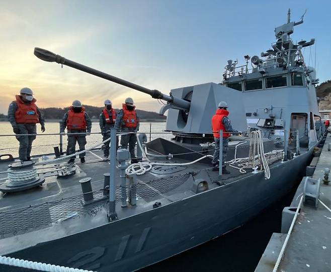 언론에 처음 공개된 전진기지에서 NLL인근 임무를 마치고 최신예 고속정인 211 고속정 장병들이 입항을 준비하고 있다.