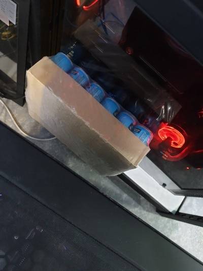 창업초기 콴다의 서버가 과열되어 급하게 캔음료로 식히는 모습. 급하면 콴다 창업자들은 직접 문제를 풀기도 했다. /매스프레소 제