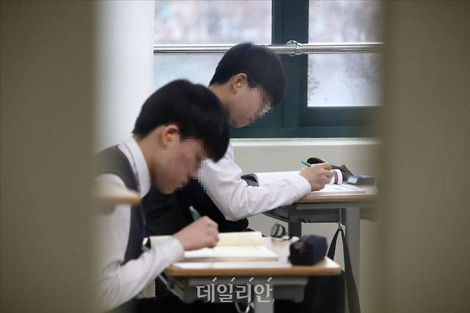 2023학년도 3월 고3 전국연합학력평가가 실시된 23일 오전 서울 용산구 용산고등학교에서 학생들이 교실에서 시험을 준비하고 있다. ⓒ데일리안 홍금표 기자