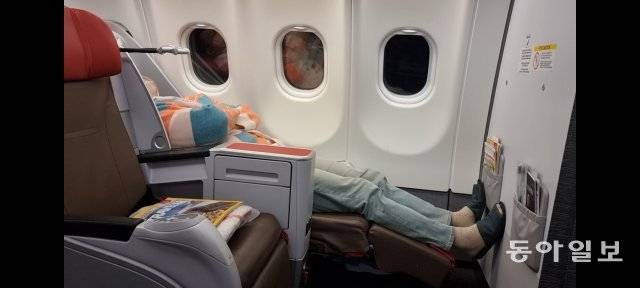 165도로 누워있는 모습. 키 185cm의 성인 남성도 편안하게 누워갈 수 있다.