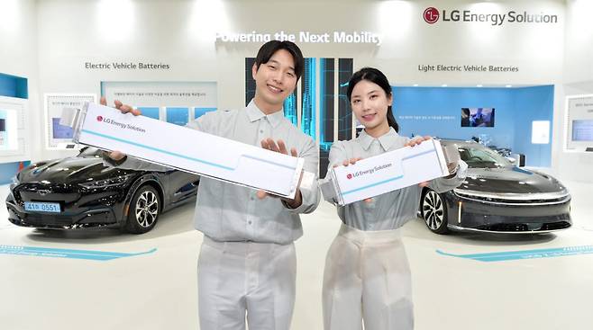 LG에너지솔루션 직원이 인터배터리에서 파우치 배터리를 들고 있다.(LG에너지솔루션 제공)