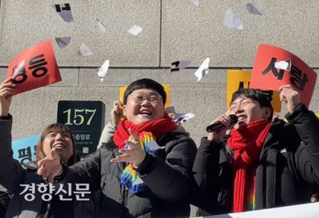 동성 커플 소성욱·김용민씨가 지난 2월21일 배우자의 건강보험 피부양자 자격을 인정해달라며 국민건강보험공단을 상대로 행정소송 항소심에서 승소한 뒤 기뻐하고 있다. 김희진 기자