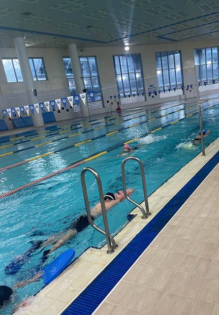 ▲태백국민체육센터 수영장에서 황지초등학교 학생들이 수영하고 있다. 시설 노후화로 인한 누수와 누전 위험으로 개보수 공사가 오는 4월 1일부터 진행된다. ⓒ프레시안