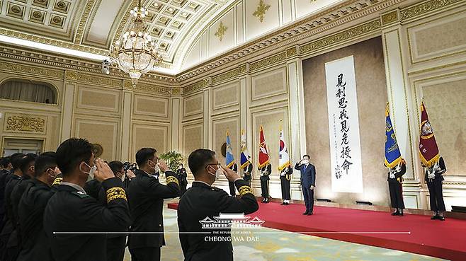 문재인 대통령에게 준장 진급 신고를 하는 장군들