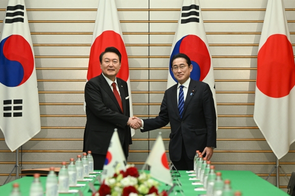 윤석열 대통령과 기시다 후미오(오른쪽) 일본 총리. 연합뉴스
