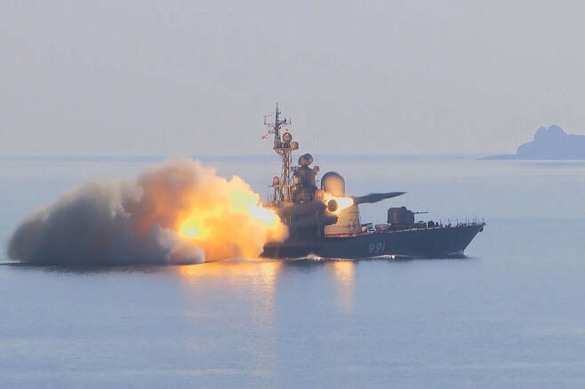 러시아 국방부는 28일(현지시간) 러시아 해군 함정이 동해에서 가상의 적 해상 목표물을 향해 2발의 모스키트 순항 미사일을 성공적으로 발사했다고 밝혔다. 2023.03.28. / 사진=타스 연합뉴스