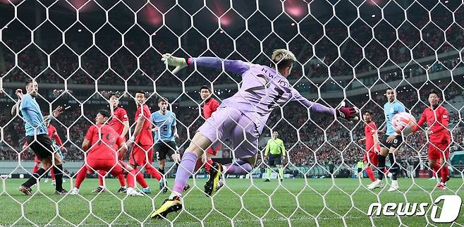 28일 오후 마포구 상암동 서울월드컵경기장에서 열린 축구 국가대표 평가전 대한민국과 우루과이의 경기 전반 우루과이 세바스티안 코아테스의 선제골이 대한민국 골망을 가르고 있다. 2023.3.28/뉴스1 ⓒ News1 박정호 기자