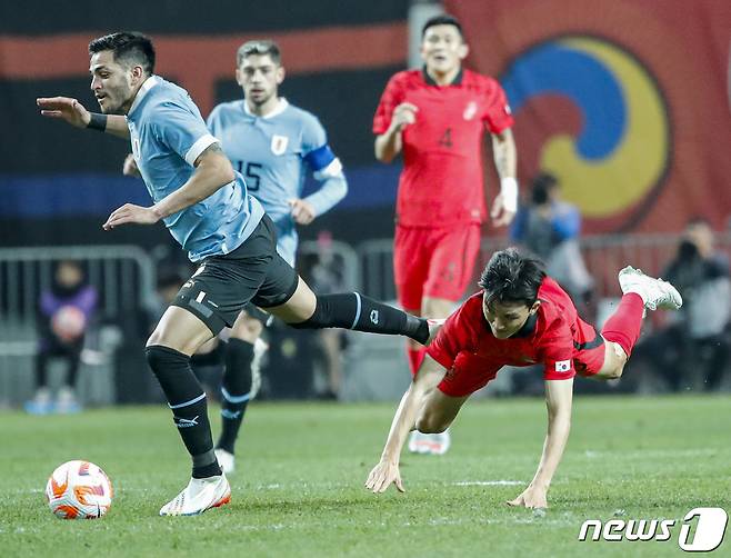 황인범이 28일 오후 서울 상암월드컵경기장에서 열린 축구 국가대표 평가전 대한민국과 우루과이 경기에서 고메스와 볼 경합을 하던중 넘어지고 있다. 2023.3.28/뉴스1 ⓒ News1 김도우 기자