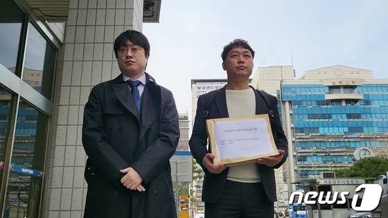 백광현씨(왼쪽)와 김성훈 변호사가 23일 오후 서울 남부지법에 이재명 더불어민주당 대표 직무정지 가처분 신청서 제출 전 기자회견을 통해 입장을 밝히고 있다. 23.03.23/뉴스1 ⓒ 뉴스1 이비슬 기자