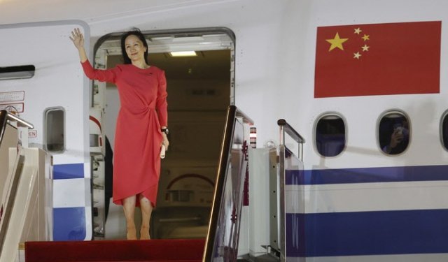 중국을 상징하는 붉은 원피스를 입은 멍완저우(孟晩舟) 화웨이 순회회장 내정자. 2018년 12월부터 1029일간 캐나다에 억류됐던 그는 2021년 9월 광둥성 선전 공항으로 귀국해 열광적인 환영을 받았다. 선전=AP 뉴시스
