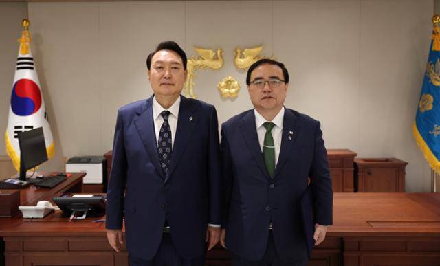 윤석열(왼쪽) 대통령이 지난해 6월 용산 대통령실에서 김성한 국가안보실장에게 임명장을 수여한 뒤 기념촬영을 하고 있다. 대통령실 제공