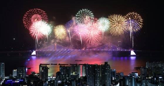 지난해 연말 열린 제17회 부산불꽃축제 모습. 송봉근 기자