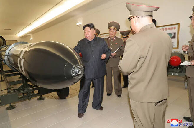 김정은 북한 국무위원장이 지난 27일 핵무기 병기화 사업을 지도하고 핵 반격 작전계획과 명령서를 검토했다고 조선중앙통신이 28일 보도했다. 연합뉴스