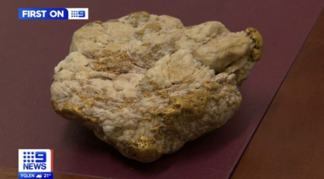 호주의 한 남성이 발견한 금이 포함된 돌덩어리. 9news 보도영상 캡처