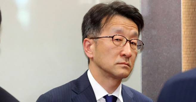 일본 초등학교 교과서 검정 결과에 따라 초치된 구마가이 나오키(熊谷直樹) 주한일본대사관 대사 대리가 지난 28일 오후 서울 종로구 외교부 청사로 들어오며 취재진을 노려보고 있다. 뉴시스