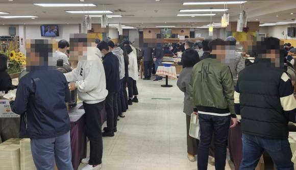 29일 오전 서울 강남구 캠코(한국자산관리공사) 양재타워 지하 2층에 위치한 구내식당이 북적이고 있다. 이 곳을 찾는 직장인은 하루 500명이 넘는데 이 가운데 절반은 외부인이다.