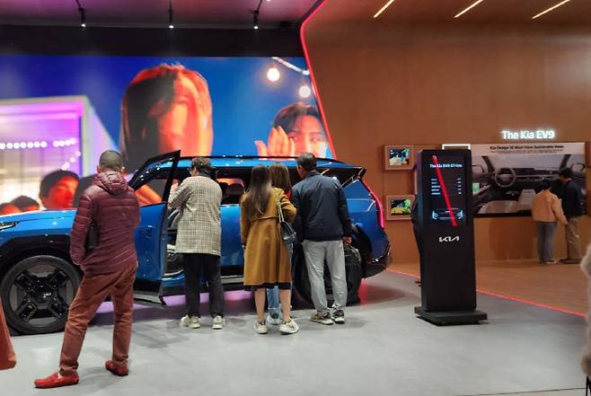 30일 광화문광장에서 열리는 2030 부산세계박람회 유치 기원 행사 ‘광화에서 빛;나이다’ 현대차 부스에 전시된 기아 EV9을 시민들이 살펴보고 있다. (사진=이다원 기자)