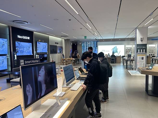 지난 20일 서울 강남구 논현동에 위치한 삼성스토어에서 방문객들이 제품을 살펴보고 있다./김민국 기자