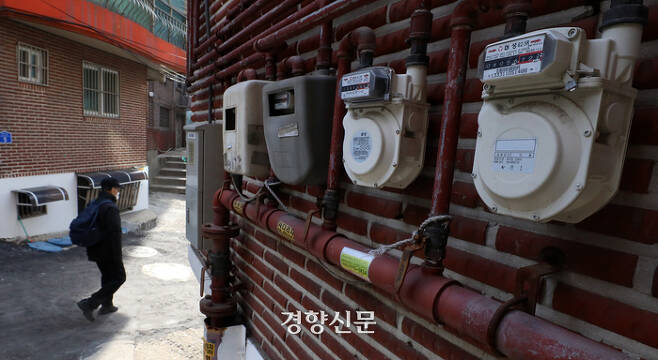 공공요금 인상에 전기·가스·수도 물가가 치솟으며 전체 물가 상승률은 9개월째 5% 이상을 기록한 가운데 2일 서울 시내의 한 주택가에 가스계량기가 설치돼 있다. 권도현 기자