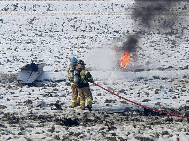 소방관들이 지난해 12월 26일 강원도 횡성에서 추락해 잿더미로 변한 KA-1 공중통제공격기를 수습하고 있다. 연합뉴스