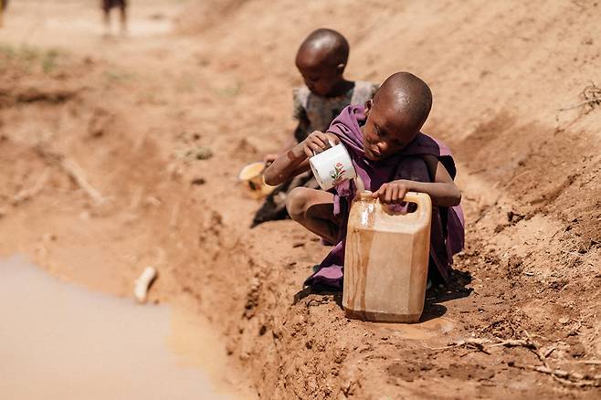 가족들과 마실 오염된 물을 담고 있는 넨가이(7).