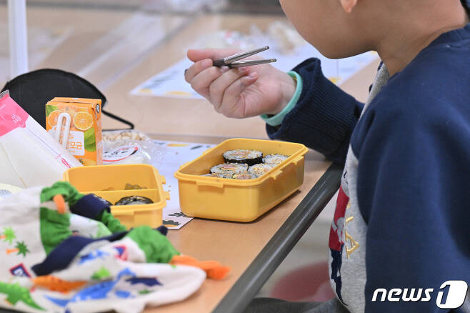 학교 비정규직 노동자들이 총파업에 돌입한 31일 서울의 한 초등학교에서 한 학생이 개인 도시락을 먹고 있다. 2023.3.31/뉴스1 ⓒ News1 사진공동취재단