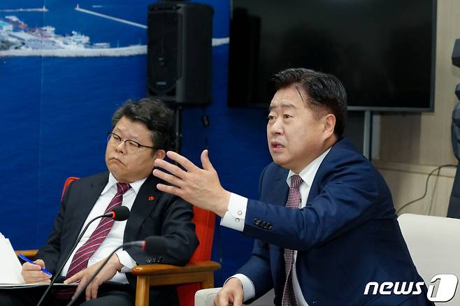 오영훈 제주지사(오른쪽)가 31일 제주도청 기자실에서 출입기자와의 간담회를 갖고 있다.(제주도청 제공)/뉴스1