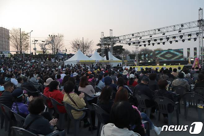 31일 충북 청주 무심천변에서 개막한 20회 청주 예술제에 많은 인파가 몰렸다. /뉴스1
