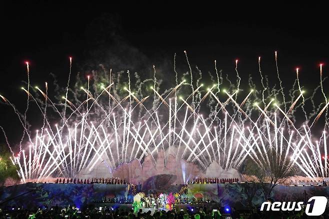 2023순천만국제정원박람회가 개막한 31일 전남 순천시 동천에 마련된 수상 특설무대에서 열린 개막식에서 불꽃쇼가 펼쳐지고 있다.(전남도 제공) 2023.3.31/뉴스1