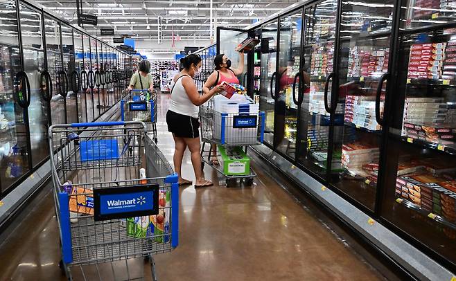 미국 캘리포니아주 로즈미드의 한 유통 매장에서 고객들이 냉동식품을 고르고 있다. /연합뉴스