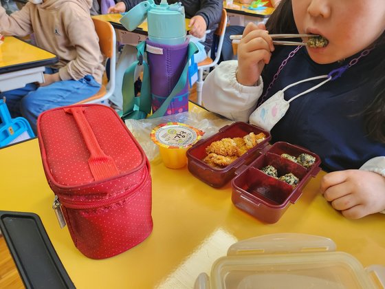 전국학교비정규직노조가 2차 총파업에 돌입한 31일 광주 광산구 한 초등학교에서 학생들이 급식 대신 빵과 도시락으로 점심을 먹고 있다.뉴스1