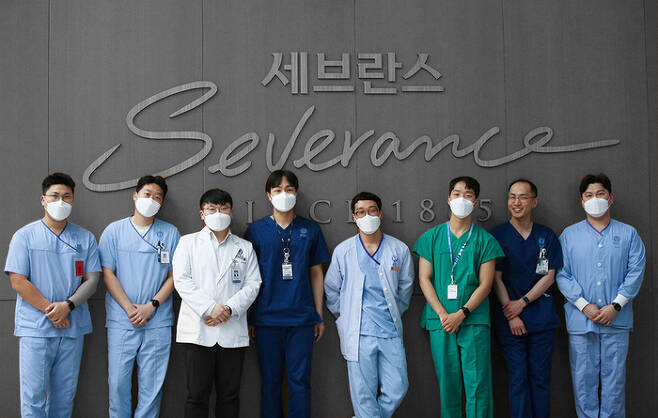 남자 간호사들의 이야기를 담은 <간호사가 되기로 했다>를 출간한 서울 신촌 세브란스병원 남자 간호사들. (왼쪽부터) 박상곤, 엄군태, 유세웅, 장명철, 이수근, 김진수, 유중윤, 박준용씨. 한수빈 기자