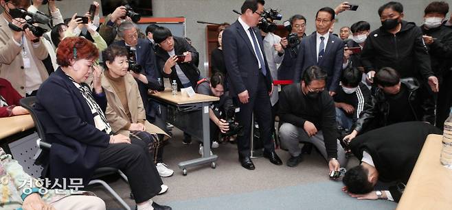 전직 대통령 고 전두환씨의 손자 전우원씨가 31일 광주 서구 5·18기념문화센터에서 큰절을 하며 5·18 피해자와 유가족에게 사죄하고 있다. 광주 | 권도현 기자