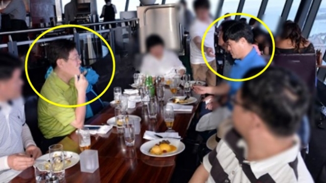 이재명 더불어민주당 대표(당시 성남시장)와 고(故) 김문기 전 성남도시개발공사개발1처장이 식당에 함께 앉아 있다. '고공행진' 블로그 캡처