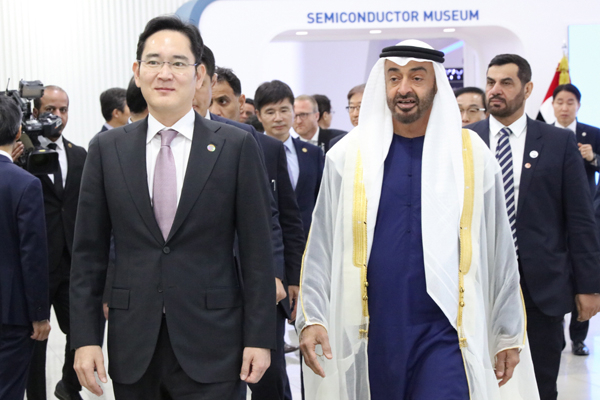 Jay Y. Lee, left, guides Sheikh Mohammed bin Zayed Al Nahyan at a Samsung factory on Feb. 26, 2019. [Source : Samsung Electronics]