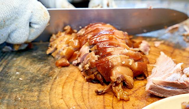 족발은 육수에서 꺼내 한시간 정도 식힌 다음 바로 썰어 나오는 것이 맛있다.