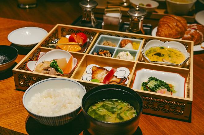 일본 벤토로 제공되는 조식. 서양식을 선택하면 파리만큼 훌륭한 크루아상을 만날 수 있다