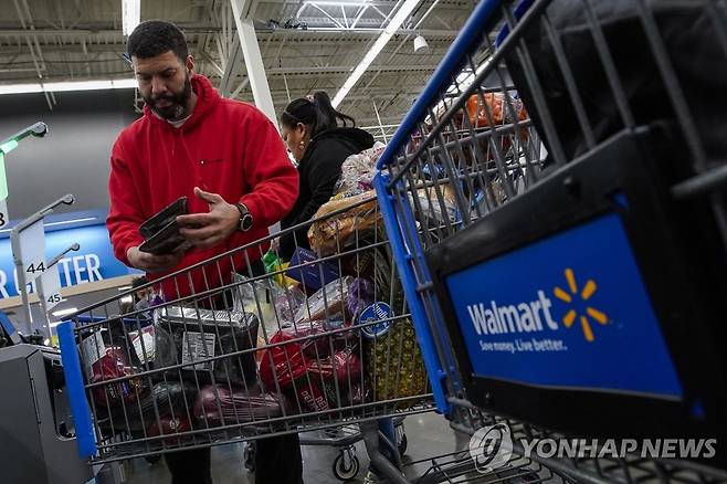 미국 뉴저지주 노스버겐의 월마트 매장에서 쇼핑하는 주민들 [AP 연합뉴스 자료사진]