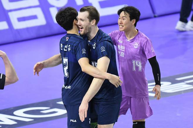 대한항공 링컨이 공격을 성공시킨 뒤 세터 한선수와 함께 기뻐하고 있다. 사진=KOVO