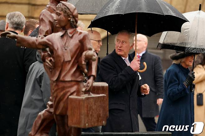 31일(현지시간) 찰스3세 영국 국왕이 독일 함부르크에 설치된 '킨더 트랜스포트' 기념 동상을 찾은 모습이다. 2023.03.31. ⓒ 로이터=뉴스1 ⓒ News1 김성식 기자