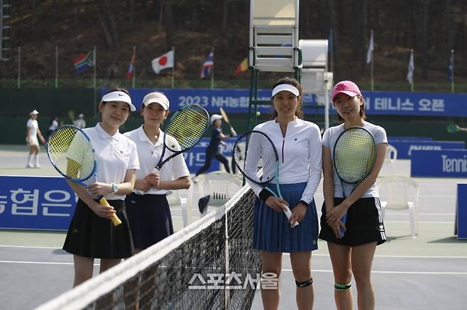 여성 루키부 출전자들이 경기에 앞서 포즈를 취하고 있다. 테니스코리아