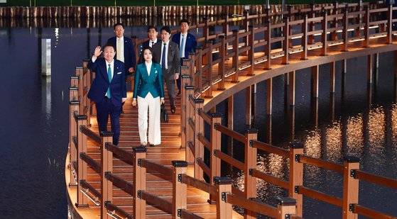 윤석열 대통령과 김건희 여사가 31일 오후 전남 순천시 순천만국가정원에서 열린 '2023 순천만국제정원박람회 개막식'에 입장하고 있다. 사진 광주전남사진기자단