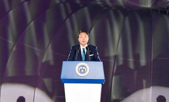 윤석열 대통령이 31일 오후 전남 순천시 순천만국가정원에서 열린 '2023 순천만국제정원박람회 개막식'에서 축사를 하고 있다. 사진 광주전남사진기자단