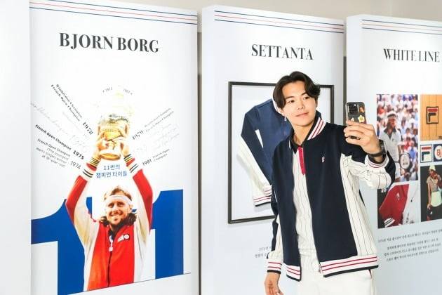 휠라는 다음달 7일과 8일 서울 광화문 광장에서 이색 테니스 축제 '2023 화이트오픈 서울' 행사를 연다. 사진은 휠라 테니스 헤리티지 팝업스토어를 찾은 배우 박은석. 사진=휠라코리아