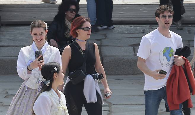 지난달 29일 외국인들이 경복궁을 관람하고 있다. 연합뉴스