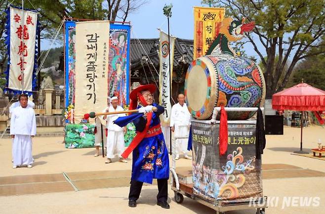 박일호 밀양시장이 1일 영남루에서 열린 '무형문화재 상설공연'에서 시민들의 무사태평을 기원하는 신북을 치고 있다.